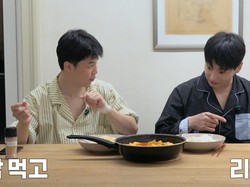 Momen Jungkook & Jimin BTS Minum Air Kelapa Asli Indonesia Saat di Swiss