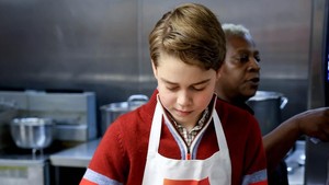 Momen Pangeran George Turun ke Dapur, Siapkan Makanan untuk Tunawisma