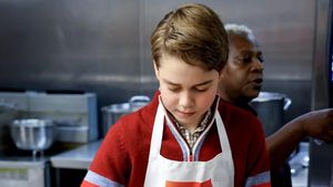 Momen Pangeran George Turun ke Dapur, Siapkan Makanan untuk Tunawisma