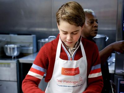 Momen Pangeran George Turun ke Dapur, Siapkan Makanan untuk Tunawisma