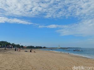 Video: Rileks dengan Suasana Hamparan Pasir Putih di Pantai Segara Samuh