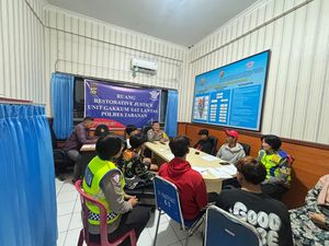 Nyalakan Kembang Api di Jalan Tabanan, 9 Orang Disanksi Tilang-Push Up