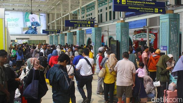 Penumpang Kian Ramai, Stasiun Pasar Senen Bersiap Hadapi Libur Nataru