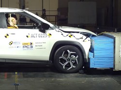 Kembaran Toyota Yaris Cross Dites Tabrak, Ini Hasilnya