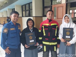 Jabar Hari Ini: Saat Anggota Damkar Jadi Ortu Dadakan Bawa Rapor Siswa