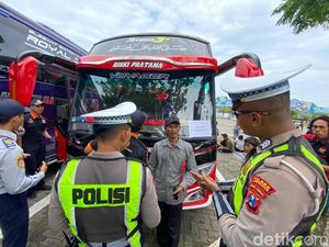 Satlantas Polres Lamongan Ramp Check Bus Wisata Jelang Libur Nataru