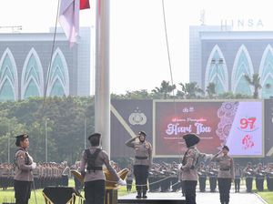 Polda Jatim Gelar Upacara Hari Ibu, Tegaskan Perempuan Motor Perubahan