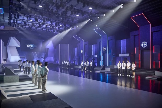 Acara penyintasan kecerdasan 'University War' menghadirkan format baru di musim ketiga. Format terbaru tersebut adalah mengadu kepintaran antara mahasiswa teknik dan mahasiswa kedokteran.