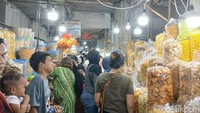 Jelang Natal dan Tahun Baru, Warga Berburu Kue Kering di Pusat Pasar Medan