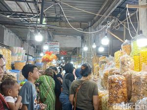 Jelang Natal dan Tahun Baru, Warga Berburu Kue Kering di Pusat Pasar Medan