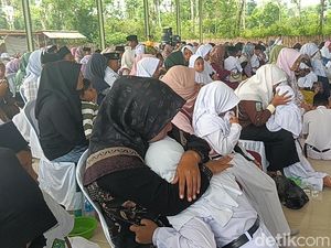 Tangis Haru Saat Ratusan Siswa MI di Sumenep Basuh dan Cium Kaki Ibu