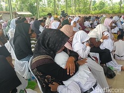 Tangis Haru Saat Ratusan Siswa MI di Sumenep Basuh dan Cium Kaki Ibu