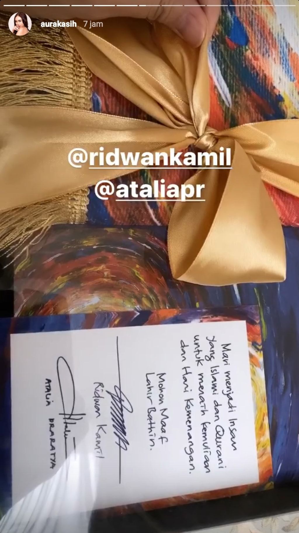 Sajadah dari Ridwan Kamil dan Atalia Praratya untuk Aura Kasih