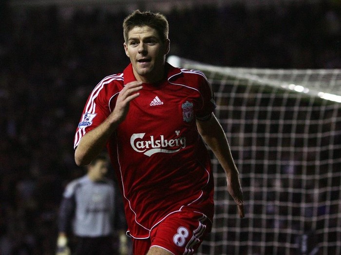 Liverpool's English midfielder Steven Gerrard celebrates scoring the winning goal against Derby Count during their English Premiership football match at Pride Park, Derby, central England, 26 December 2007. Liverpool won 1-2. AFP PHOTO/PAUL ELLIS - Mobile and website use of domestic English football pictures are subject to obtaining a Photographic End User Licence from Football DataCo Ltd Tel : +44 (0) 207 864 9121 or e-mail accreditations@football-dataco.com - applies to Premier and Football League matches. (Photo by PAUL ELLIS / AFP)
