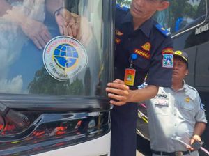 Lihat Stiker Ini Nempel di Bus? Jangan Naik Ya, Pokoknya Jangan!