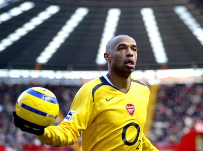 Arsenal's Thierry Henry is seen holding the ball during their premiership match against Charlton at Charlton's grounds, 26 December 2005. AFP PHOTO/CARL DE SOUZA.

Mobile and website use of domestic English football pictures subject to description of licence with Football Association Premier League (FAPL). For licence enquiries please telephone +44 207 298 1656. For newspapers where the football content of the printed version and the electronic version are identical, no licence is needed. (Photo by CARL DE SOUZA / AFP)
