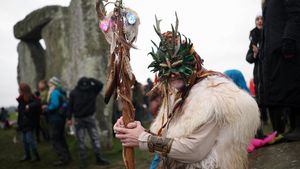 Tradisi Menyambut Cahaya di Hari Terpendek Tahun Ini