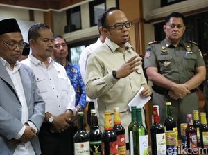 Satpol PP Bongkar Gudang Miras Jelang Tahun Baru di Tasikmalaya