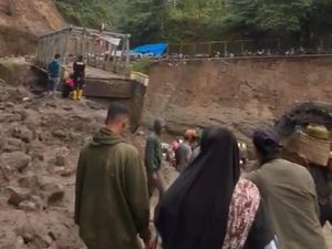 Akses Darat Terputus, Begini Perjuangan Tembus ke Pusat Kota Bener Meriah