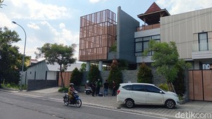 Senangnya Denny Caknan Rumahnya Jadi Tempat COD Warga Ngawi