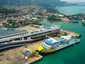 Puncak Arus Berangkat Nataru, Penyeberangan Jawa ke Sumatera Ramai Lancar