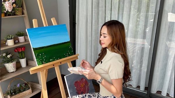 Deretan Karya-karya Aura Kasih: Film, Musik hingga Lukisan