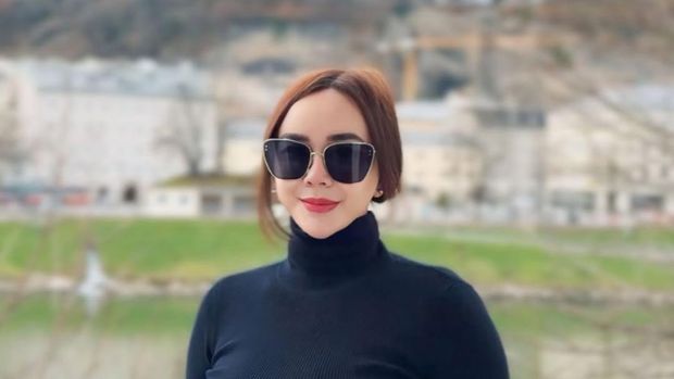 Gaya liburan Aura Kasih.