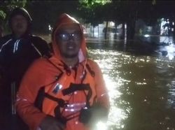 Video: Banjir Terjang 8 Kecamatan di Cirebon Akibat Sungai Meluap