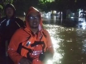Video: Banjir Terjang 8 Kecamatan di Cirebon Akibat Sungai Meluap