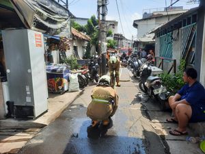 Bara Api Kembali Menyala di Petamburan Jakbar, Warga-Damkar Sigap Padamkan Api