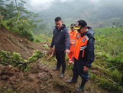 Longsor Putus Jalan Desa di Karangjambu Purbalingga, 12 KK Terisolir