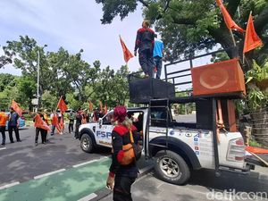 Buruh Demo di Depan Balkot Jakarta Jelang Pengumuman UMP 2026