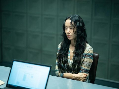 The Price of Confession (L to R) Jeon Do-yeon as An Yun-su, Kim Go-eun as Mo Eun in The Price of Confession Cr. YOOYOOJAJEOG/Netflix © 2025