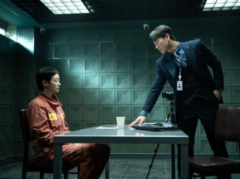 The Price of Confession (L to R) Kim Go-eun as Mo Eun, Park Hae-soo as Baek Dong-hun in The Price of Confession Cr. YOOYOOJAJEOG/Netflix © 2025