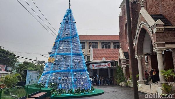 Pohon Natal dari 2000 Botol Plastik di Gereja Kepanjen Surabaya