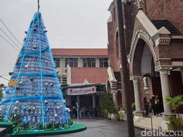 Pohon Natal dari 2000 Botol Plastik di Gereja Kepanjen Surabaya