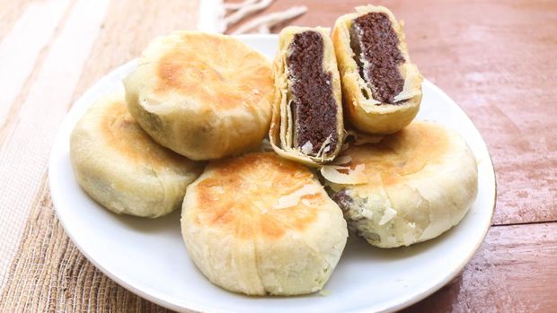 A typical Indonesian pia called bakpia is a pia dish filled with roasted chocolate or green beans served on a white plate on the table