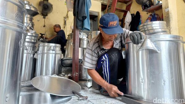 Puluhan Tahun Bertahan, Kampung Dandang di Jalur Rel Ini Masih Eksis