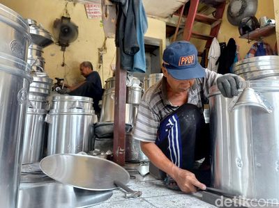 Puluhan Tahun Bertahan, Kampung Dandang di Jalur Rel Ini Masih Eksis