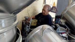 Video: Melihat Produksi Dandang yang Tersembunyi di Dekat Rel Kereta