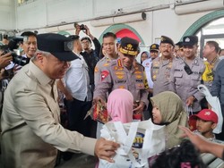 Kapolri Tinjau Stasiun Pasar Senen di Libur Nataru, Beri Bingkisan ke Penumpang