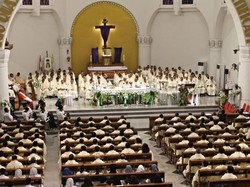 Warna Liturgi Malam Natal 2025 dalam Gereja Katolik Lengkap Maknanya