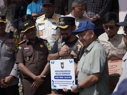 Mendagri Tito Salurkan 26.234 Pakaian ke Aceh Timur