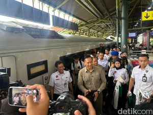 AHY Turun Gunung Cek Layanan Nataru Stasiun Gambir