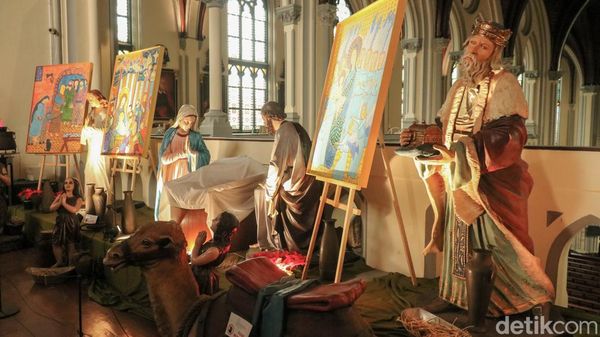 Nuansa Natal Hiasi Area Gereja Katedral Jakarta