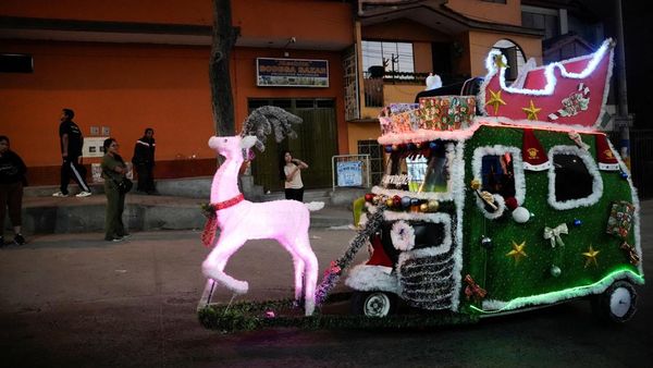 Ojek Unik Pembawa Harapan Natal di Lima