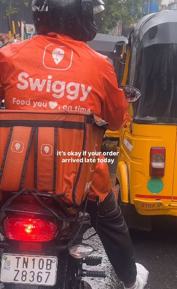 Perjuangan Ojol Antar Makanan Tepat Waktu, Rela Tembus Hujan Deras!