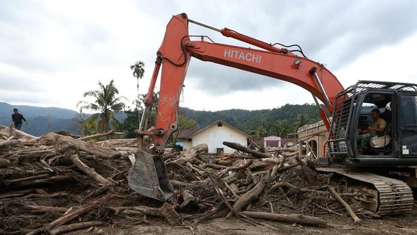 Pascabanjir Aceh Timur, Belasan Alat Berat Buka Jalan Terisolasi