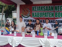 Kejari Kabupaten Bogor Musnahkan Keripik Pisang Narkoba-Kosmetik Ilegal