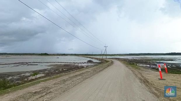 Perkembangan pembangunan Proyek Strategis Nasional (PSN) Kawasan Sentra Industri Garam Nasional (K-SIGN) di Rote Ndao, Nusa Tenggara Timur (NTT), Selasa (23/12/2025). (CNBC Indonesia/Martyasari Rizky)